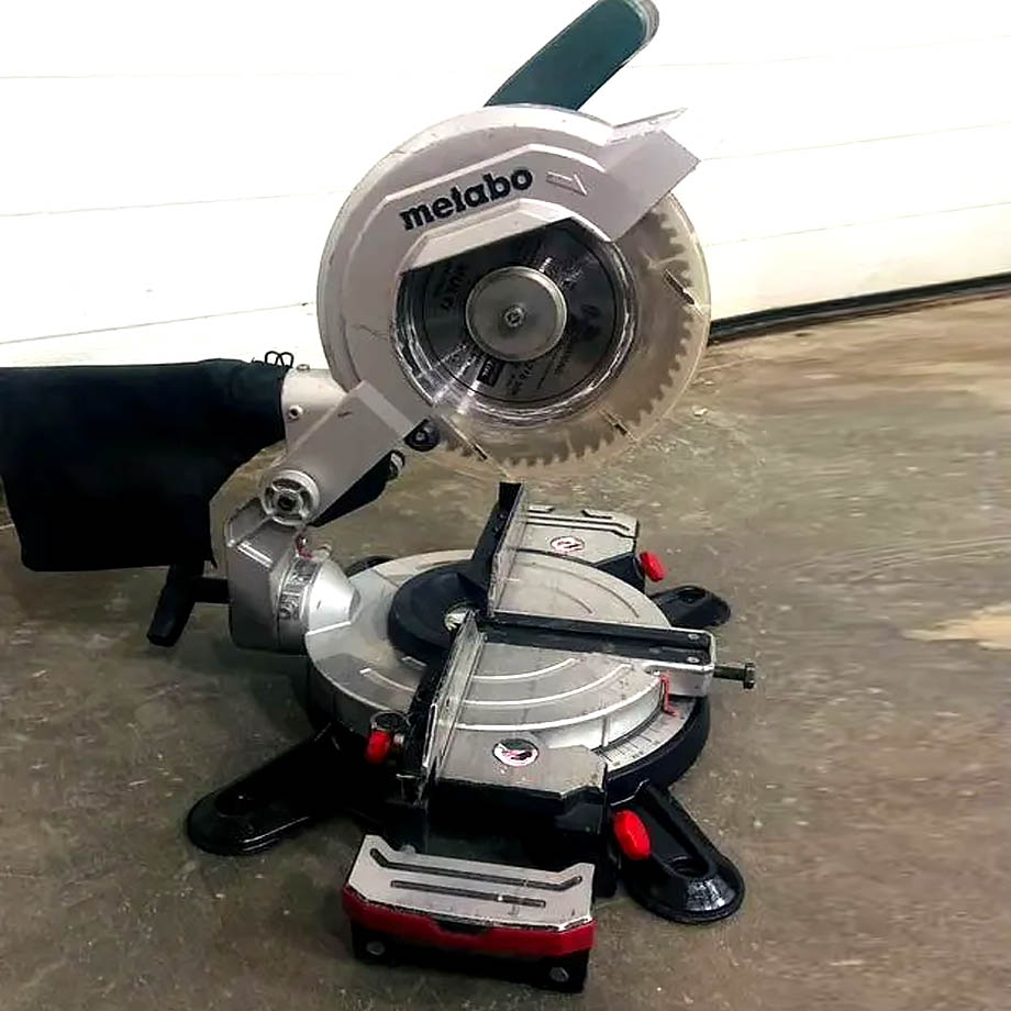 Пила торцовочная Metabo KS216M (б/у) в компании ГенПрокат