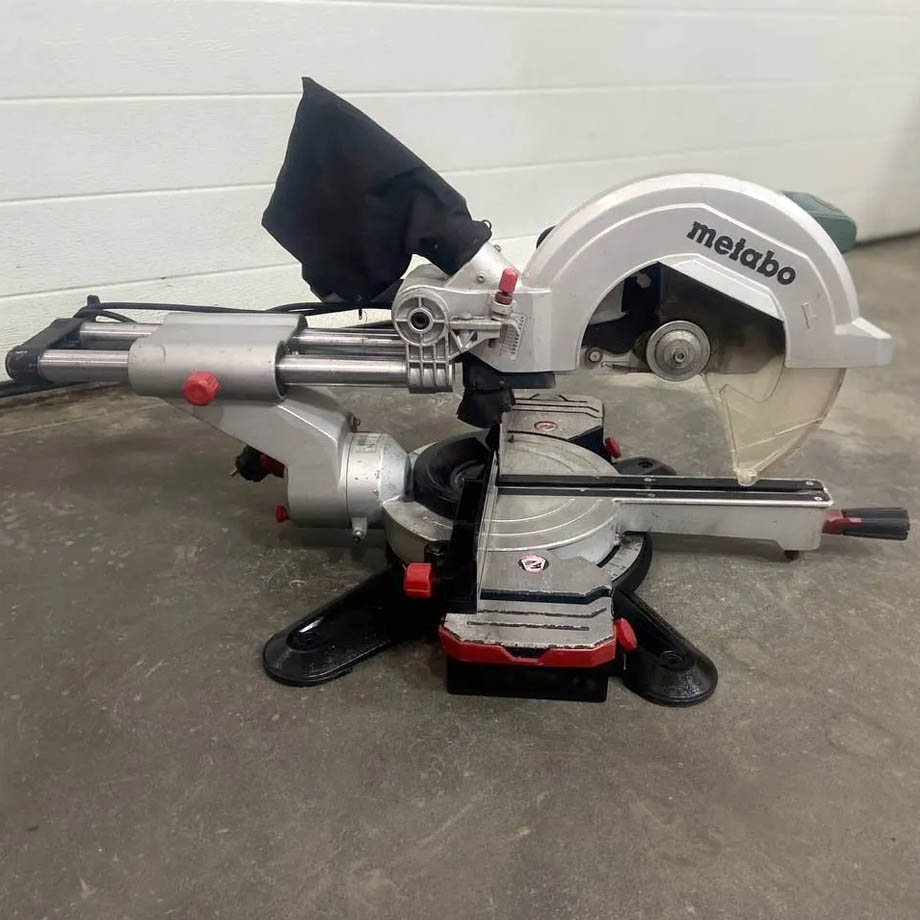 Пила торцовочная Metabo KGS216 с протяжкой (б/у) в компании ГенПрокат