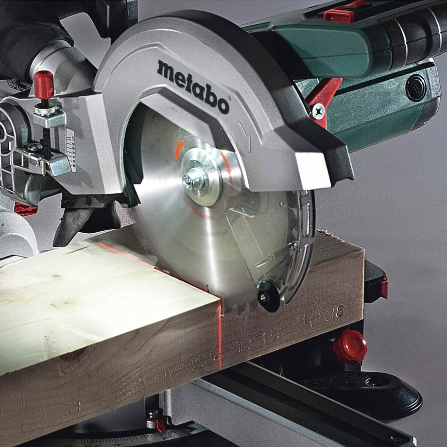 Прокат торцовочной пилы METABO KGS 305 M с протяжкой в компании ГенПрокат