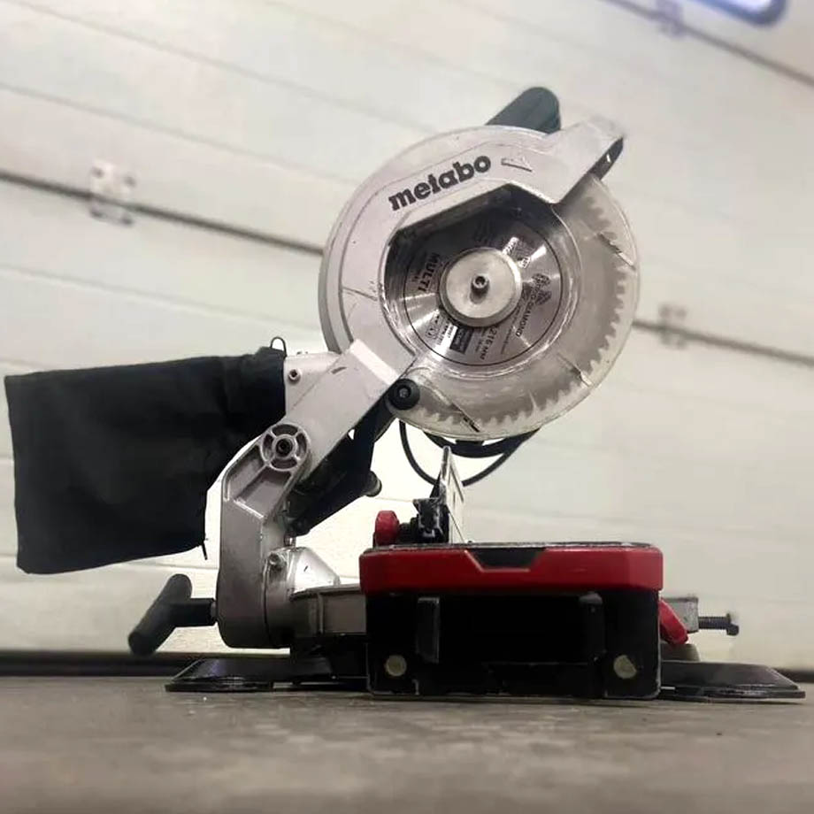Пила торцовочная Metabo KS216M (б/у) в компании ГенПрокат